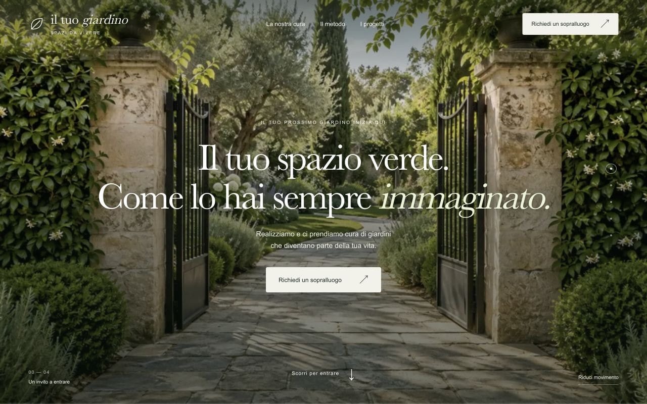La schermata reale del giardino immersivo, davanti al cancello in pietra